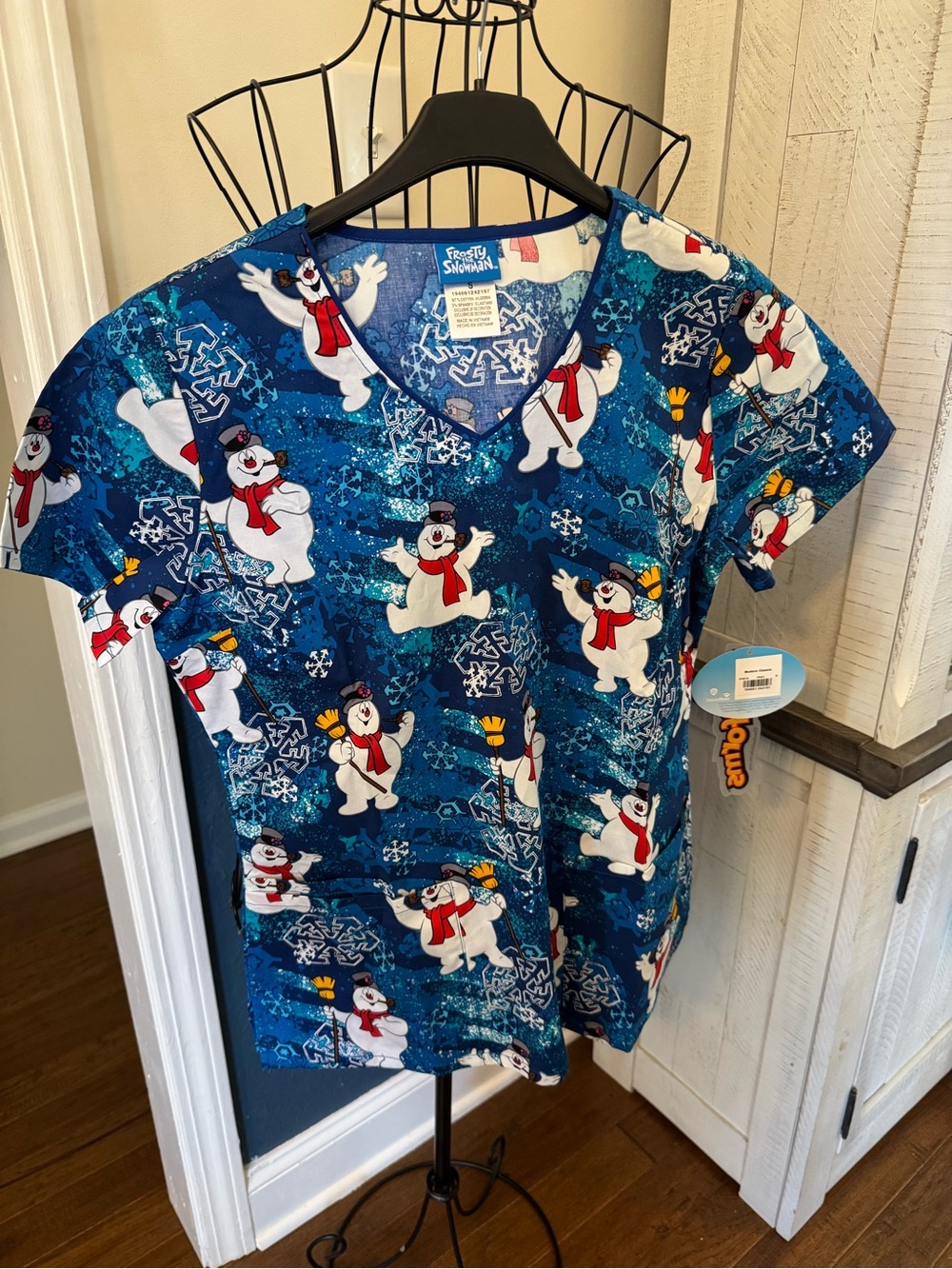 New Small S Frosty the Snowman Women's Blue Print V-Neck Scrub Top Cherokee